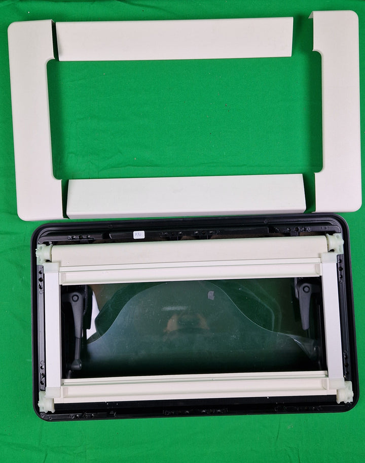 Adria: Sidevindu med netting og gardin