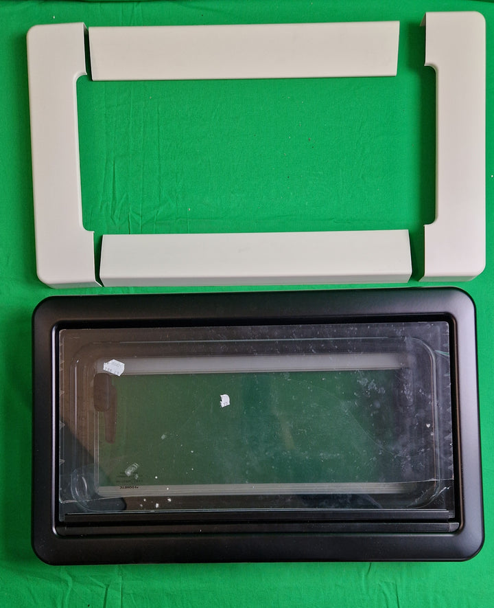 Adria: Sidevindu med netting og gardin