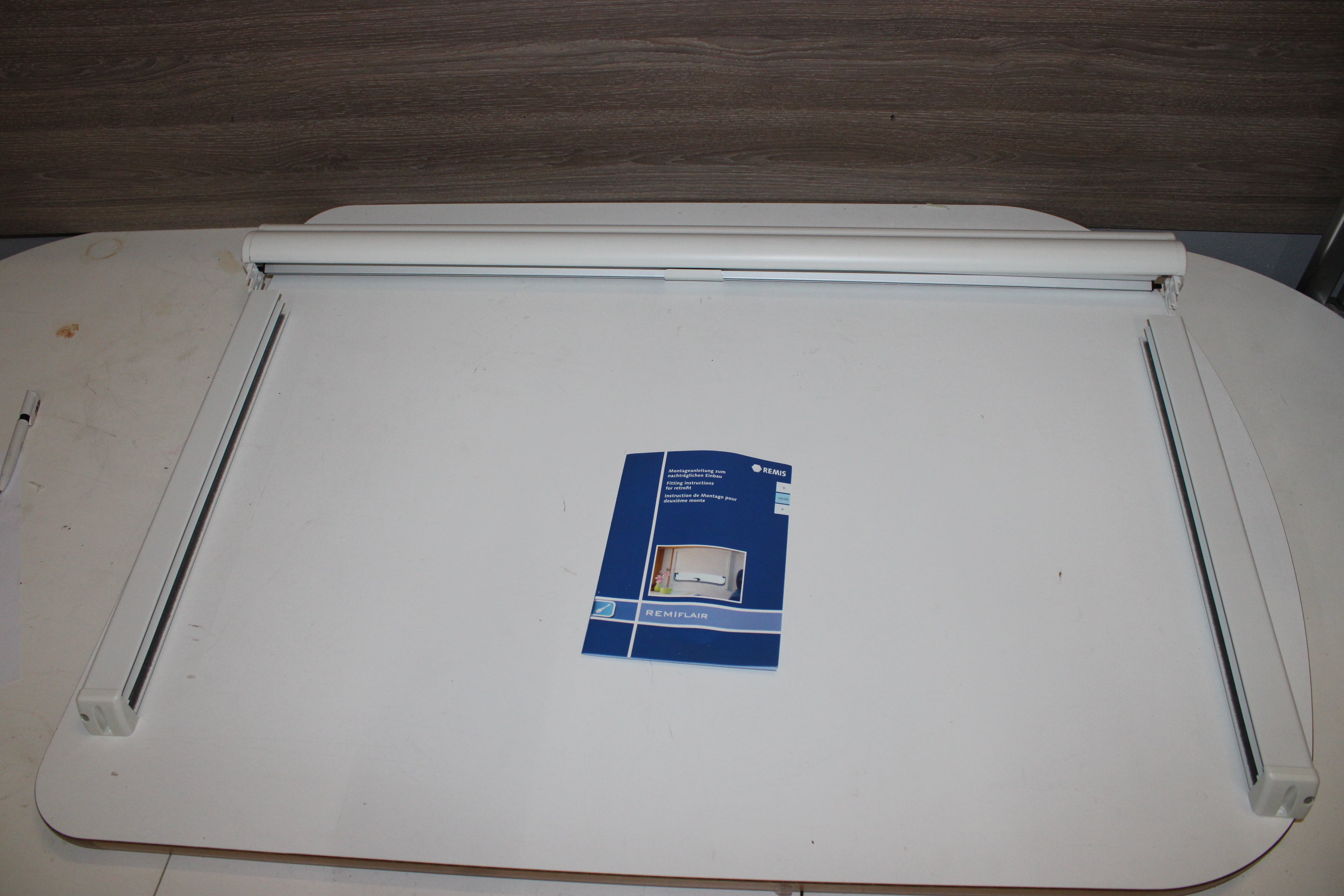 Gardin med myggnetting til Burstner kjøkken vindu