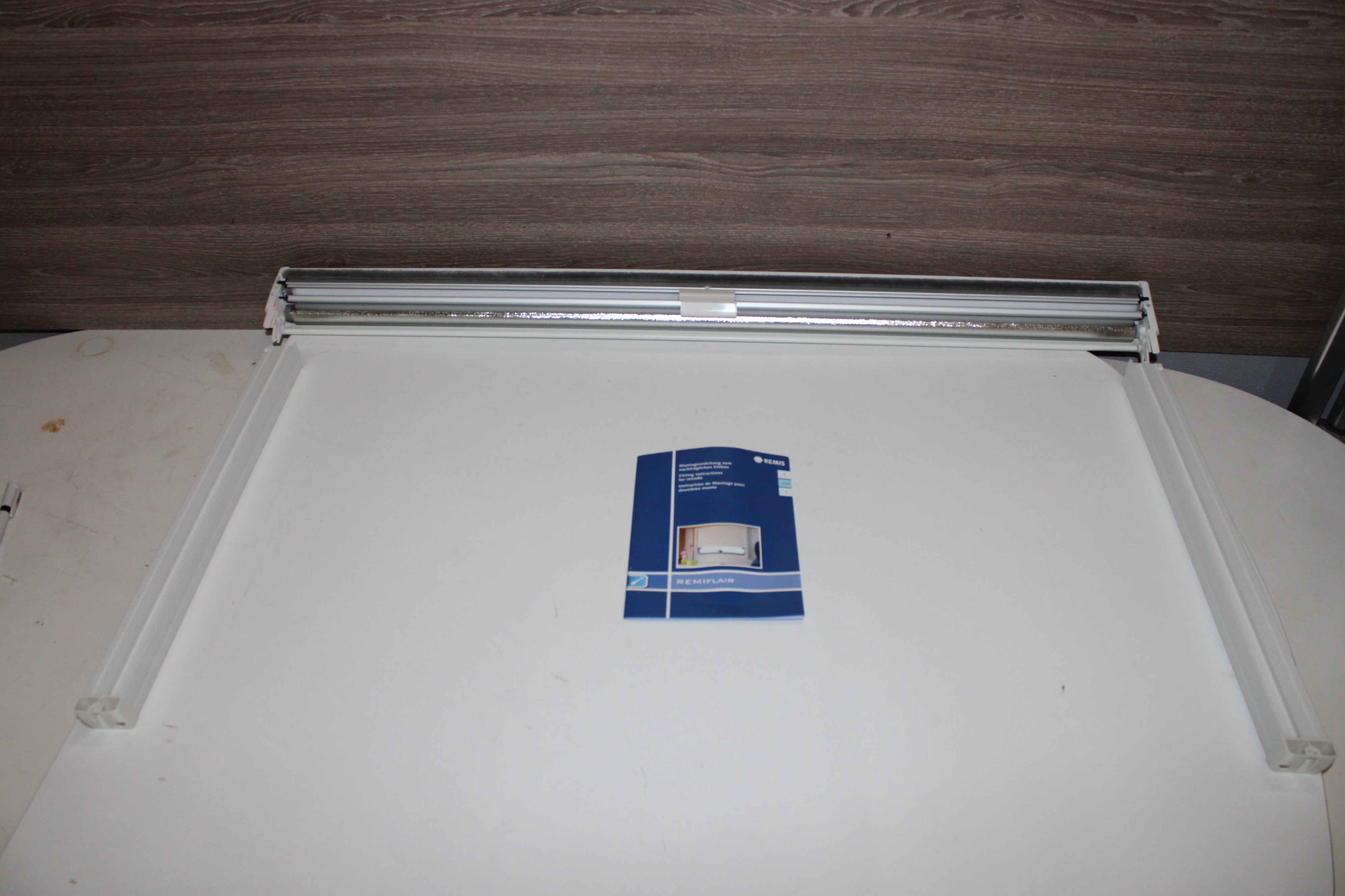 Gardin med myggnetting til Burstner kjøkken vindu